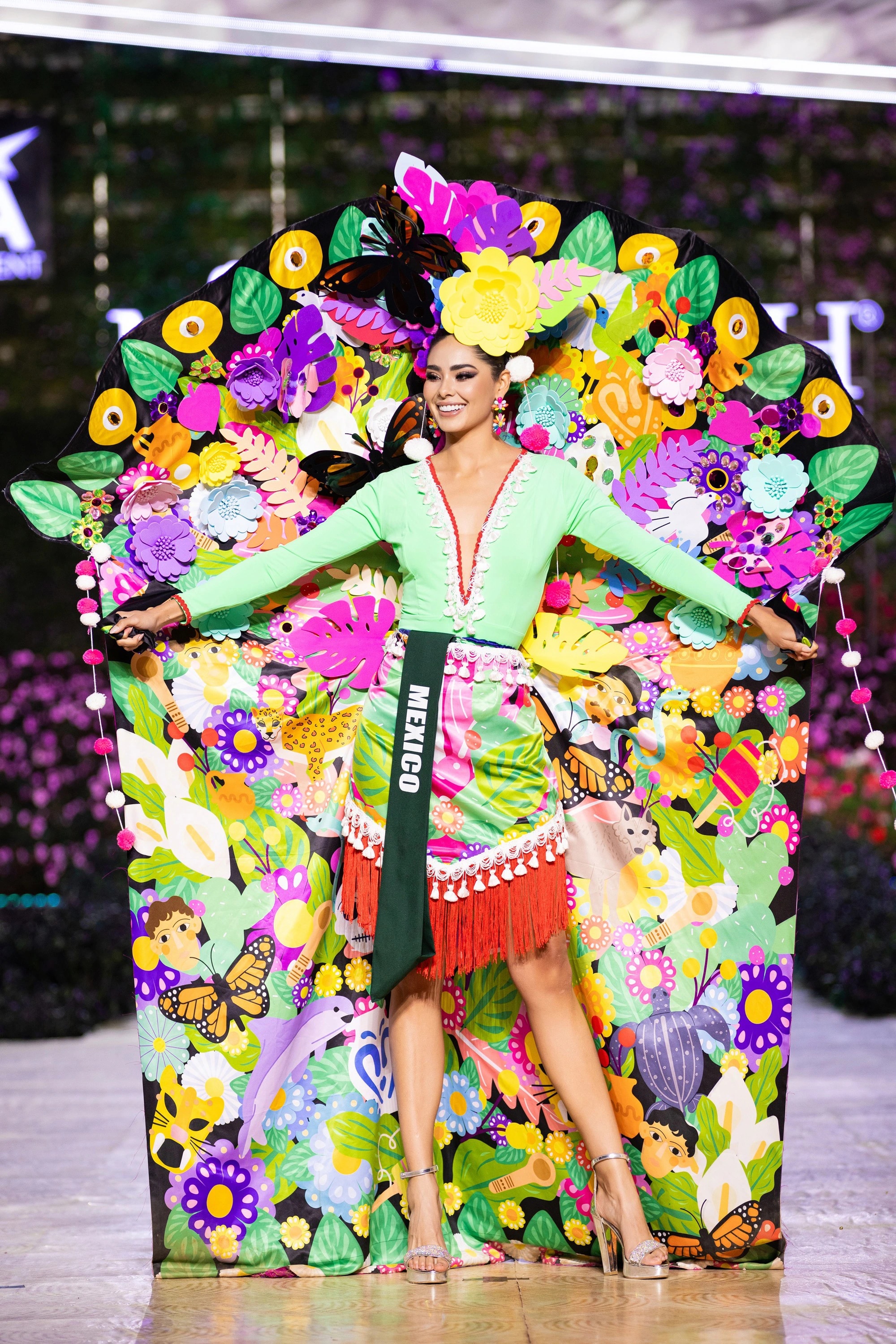 Bán kết Miss Earth 2023 màn trình Trang phục Dân tộc bùng nổ hình ảnh cỏ hoa, muông thú - Ảnh 18.