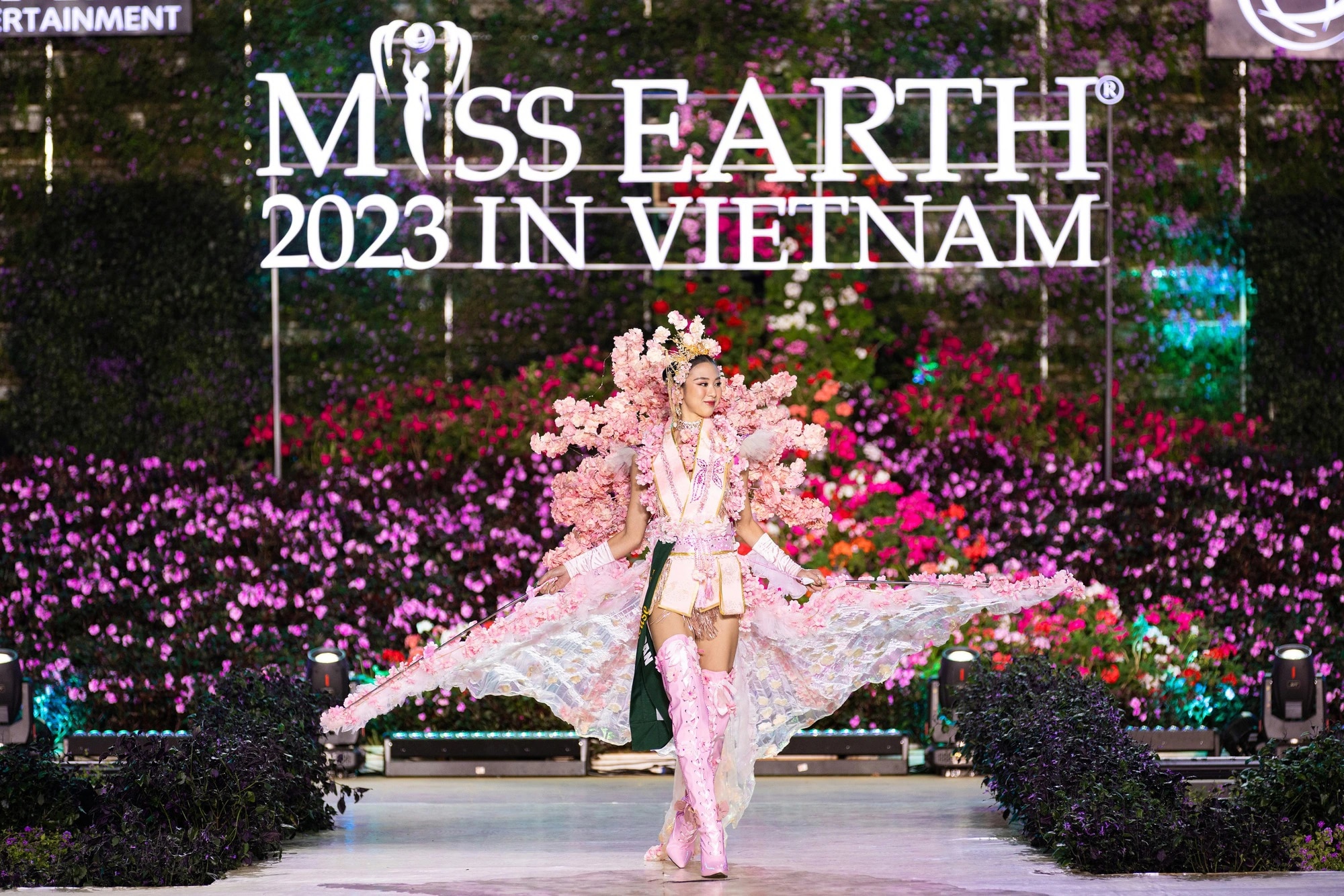 Bán kết Miss Earth 2023 màn trình Trang phục Dân tộc bùng nổ hình ảnh cỏ hoa, muông thú - Ảnh 22.