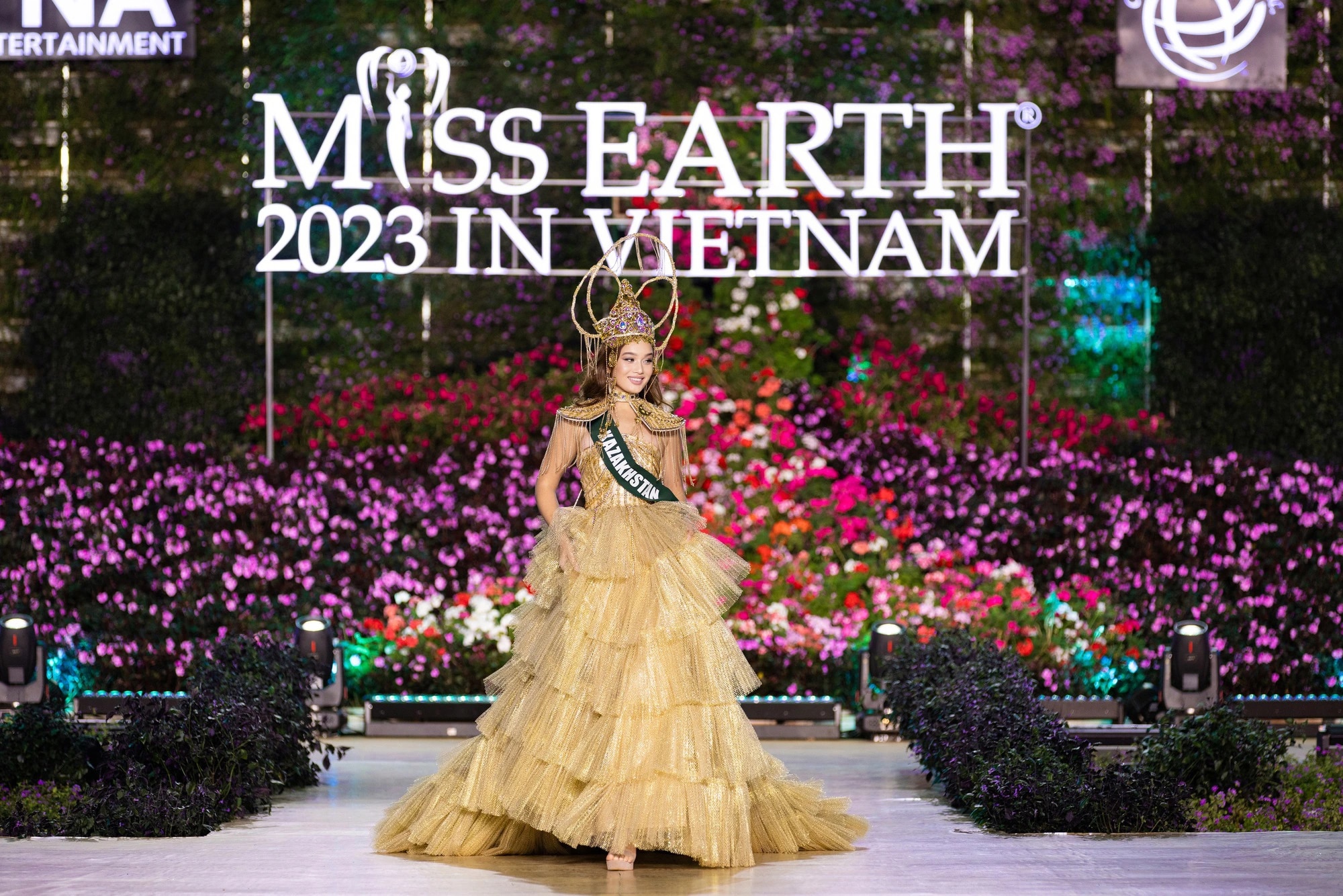 Bán kết Miss Earth 2023 màn trình Trang phục Dân tộc bùng nổ hình ảnh cỏ hoa, muông thú - Ảnh 21.