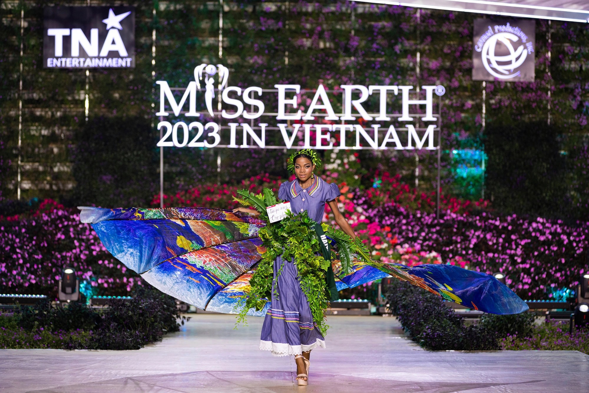 Bán kết Miss Earth 2023 màn trình Trang phục Dân tộc bùng nổ hình ảnh cỏ hoa, muông thú - Ảnh 27.