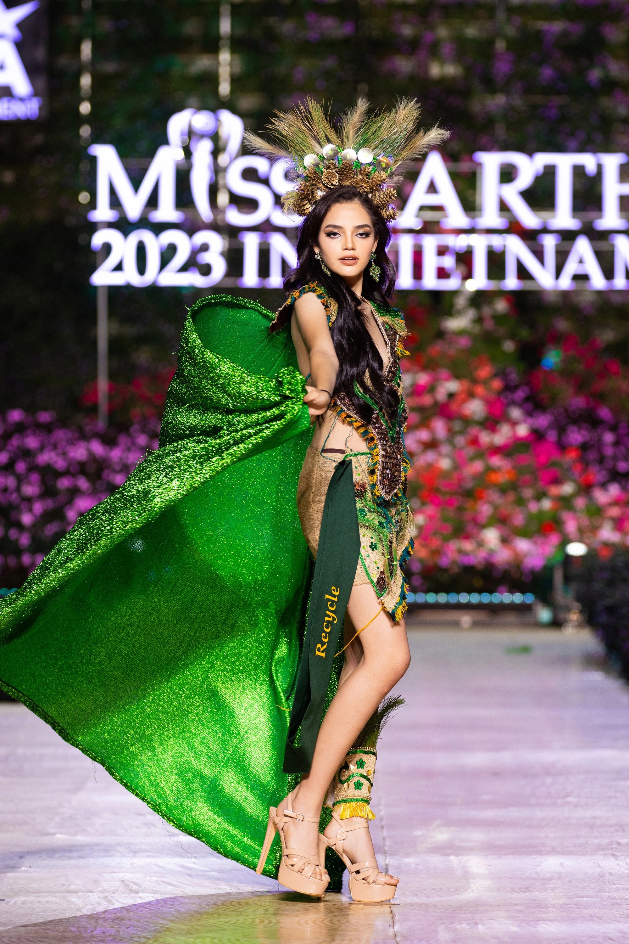 Bán kết Miss Earth 2023 màn trình Trang phục Dân tộc bùng nổ hình ảnh cỏ hoa, muông thú - Ảnh 26.