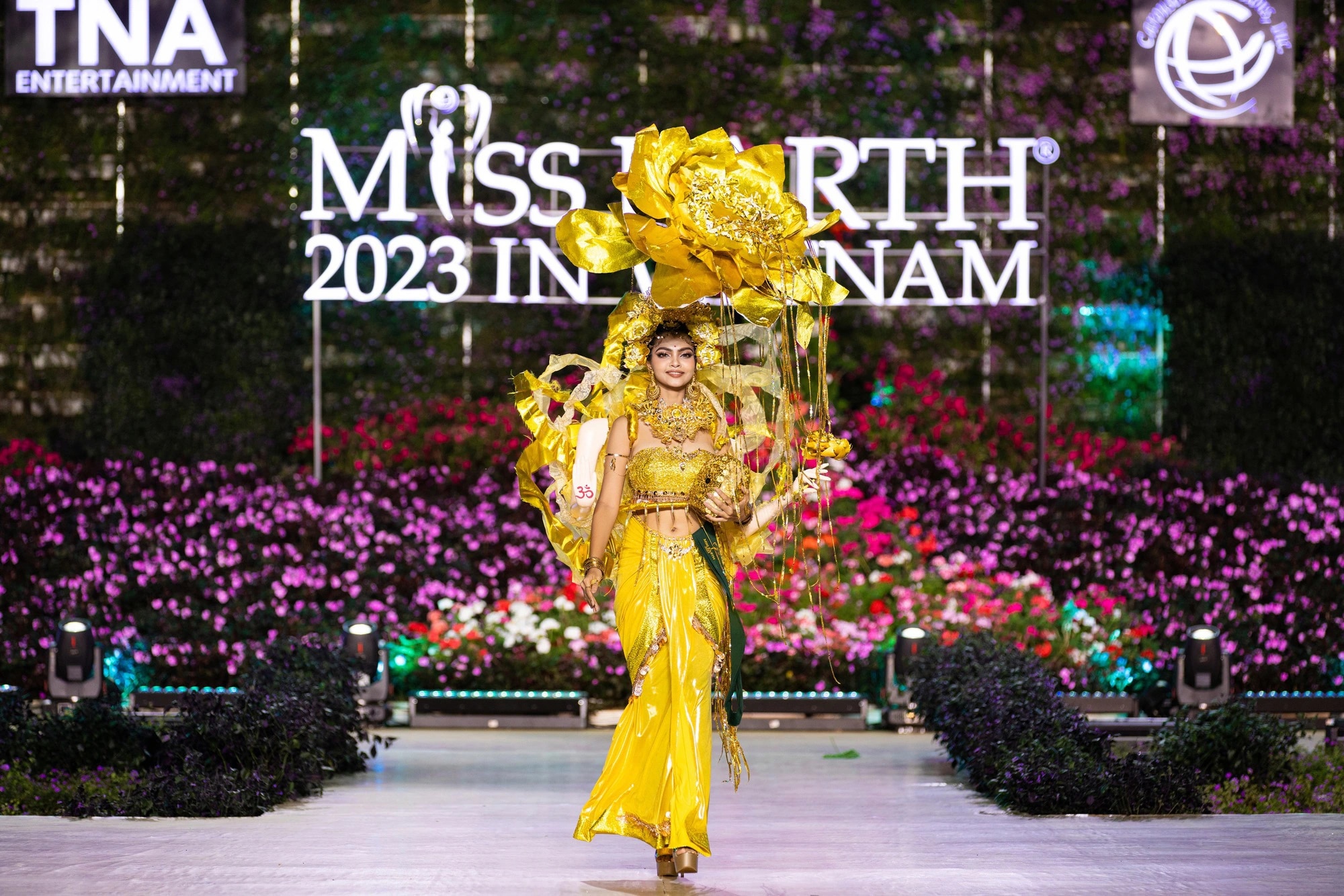 Bán kết Miss Earth 2023 màn trình Trang phục Dân tộc bùng nổ hình ảnh cỏ hoa, muông thú - Ảnh 25.