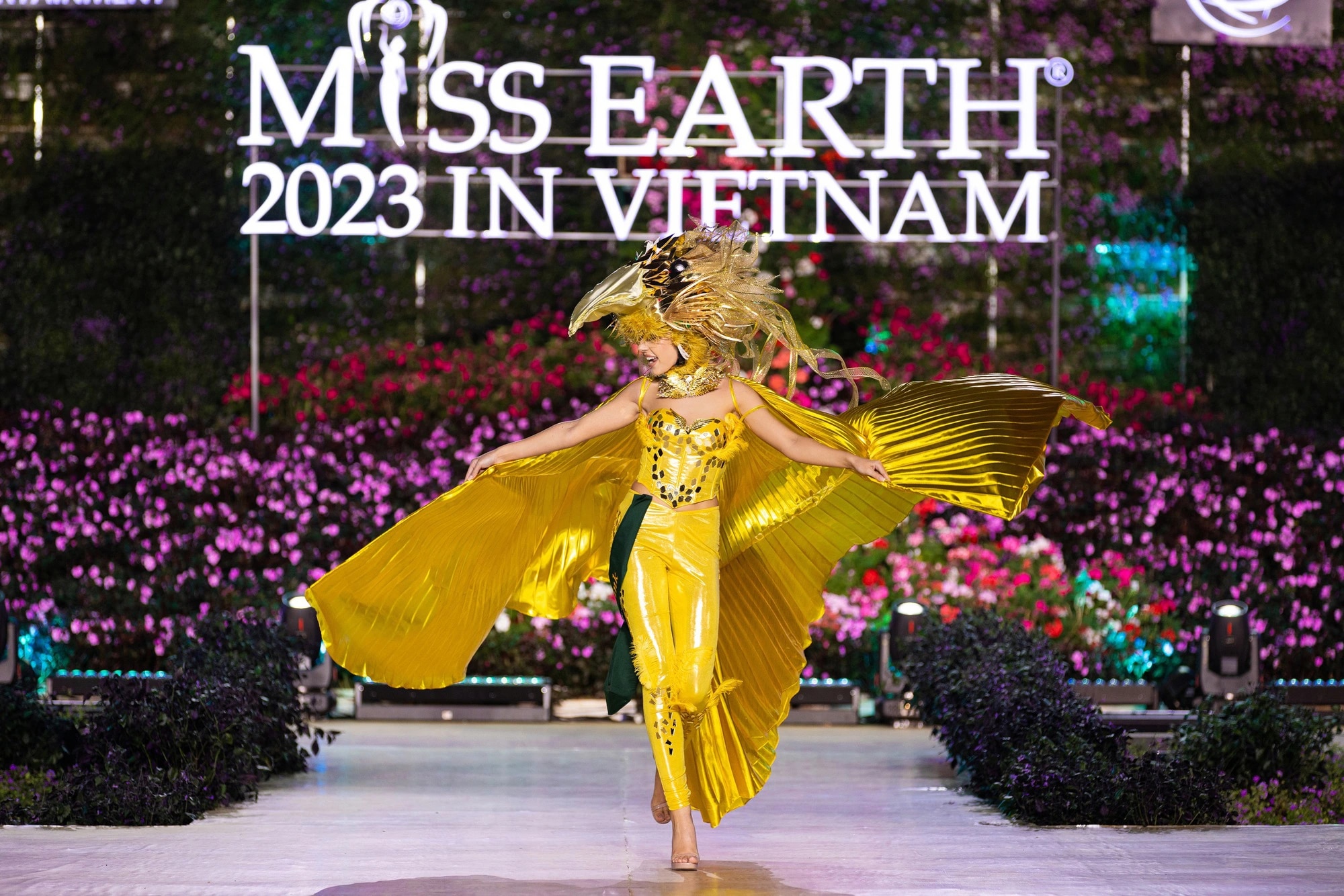 Bán kết Miss Earth 2023 màn trình Trang phục Dân tộc bùng nổ hình ảnh cỏ hoa, muông thú - Ảnh 30.