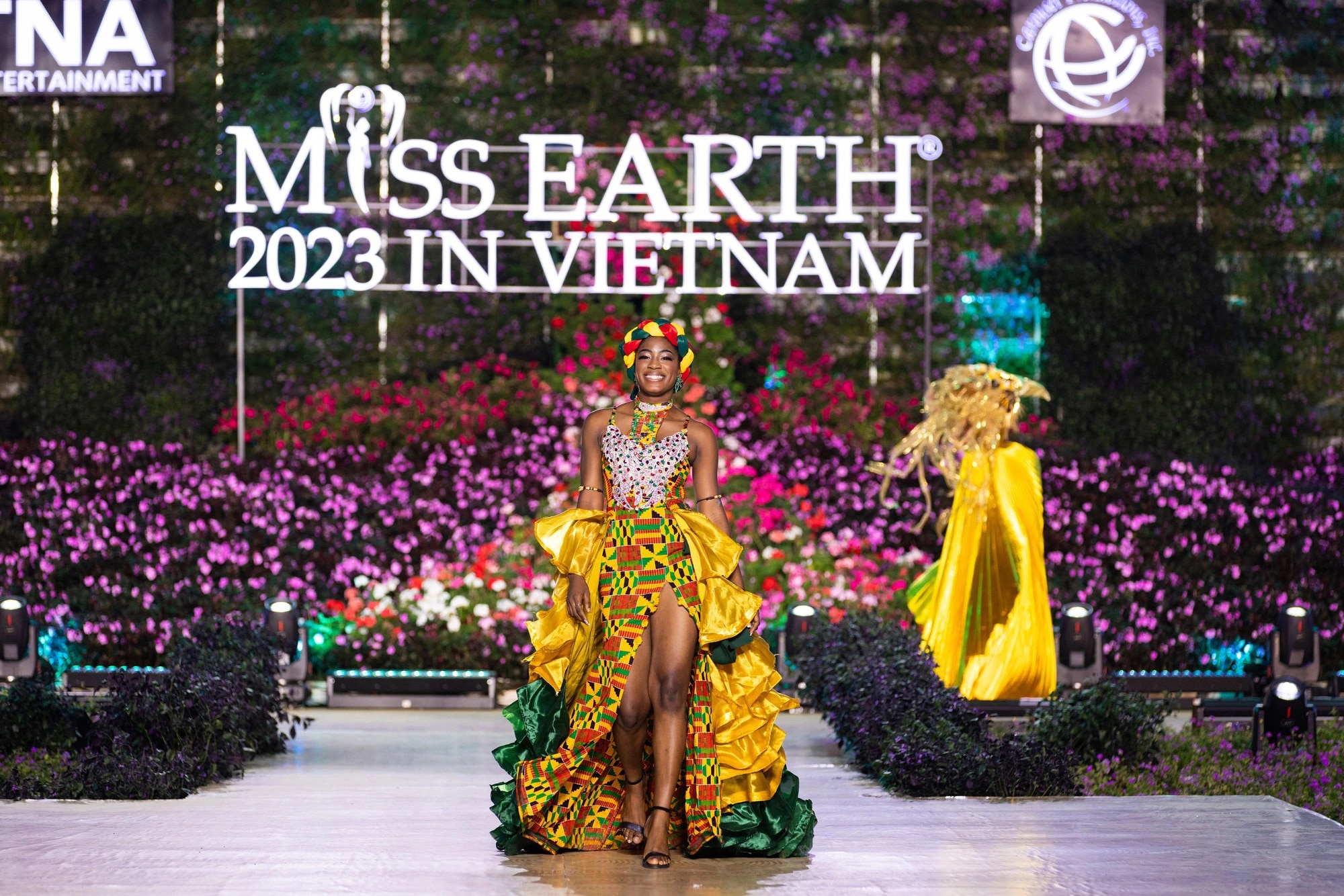 Bán kết Miss Earth 2023 màn trình Trang phục Dân tộc bùng nổ hình ảnh cỏ hoa, muông thú - Ảnh 29.