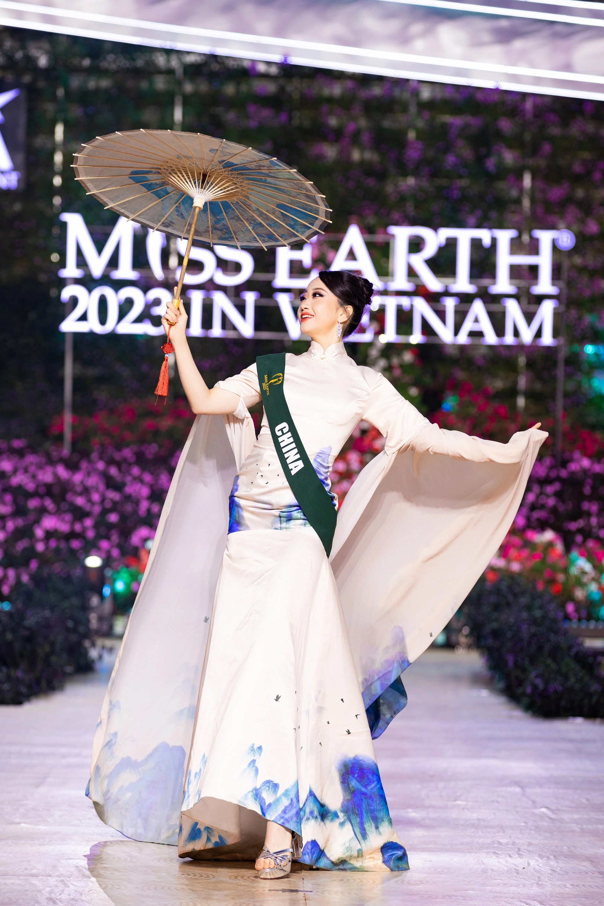 Bán kết Miss Earth 2023 màn trình Trang phục Dân tộc bùng nổ hình ảnh cỏ hoa, muông thú - Ảnh 35.