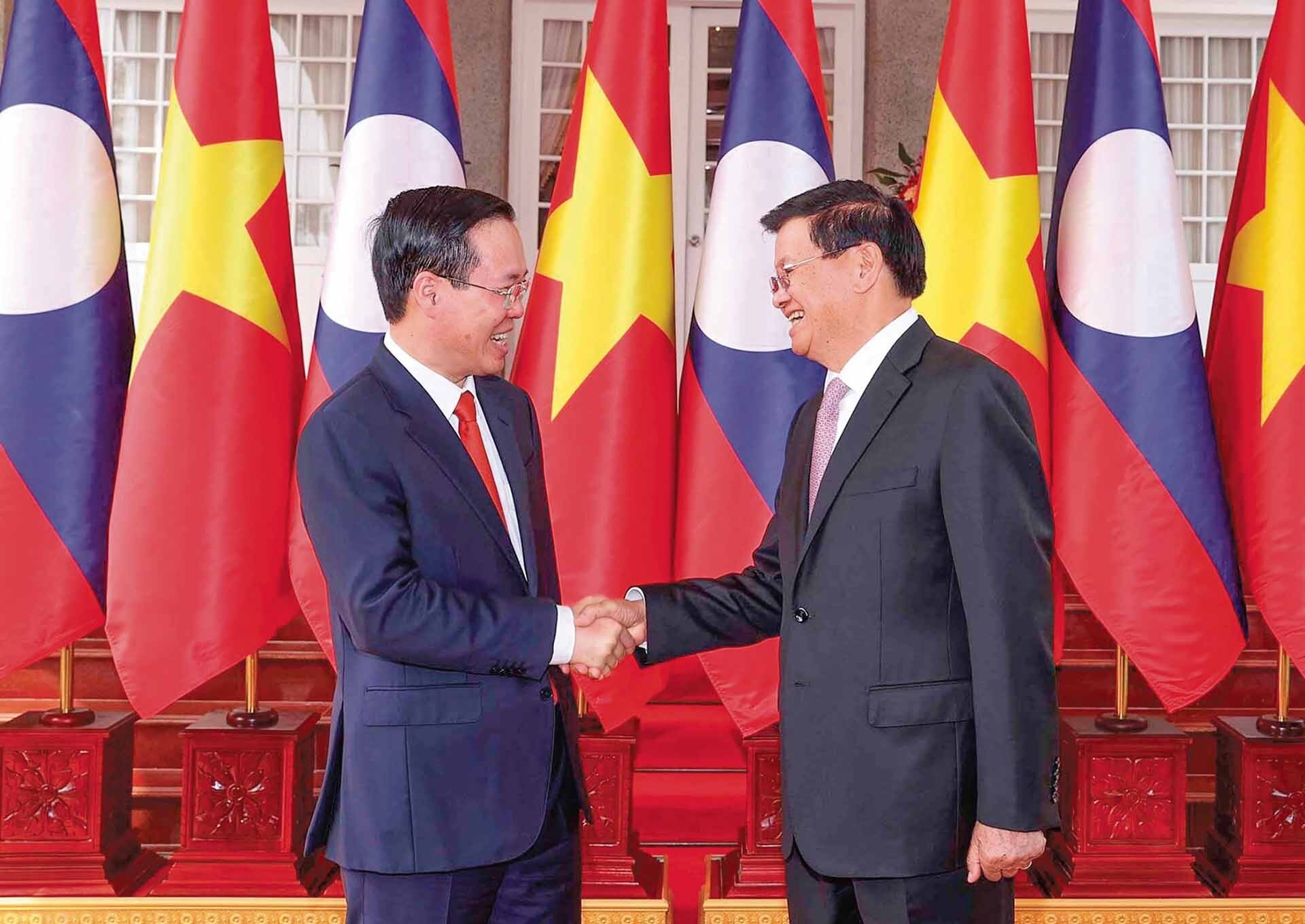 Tổng Bí thư, Chủ tịch nước Lào Thongloun Sisoulith đón Chủ tịch nước Võ Văn Thưởng trong chuyến thăm tới Lào từ ngày 10-11/4/2023 . (Nguồn: TTXVN)