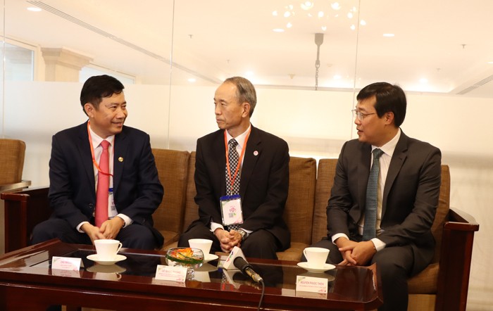 Ông Ono Masuo - Tổng Lãnh sự Nhật Bản tại Thành phố Hồ Chí Minh (giữa), cùng Bí thư Tỉnh uỷ Lê Quốc Phong (phải), Chủ tịch UBND Tỉnh Phạm Thiện Nghĩa (trái)