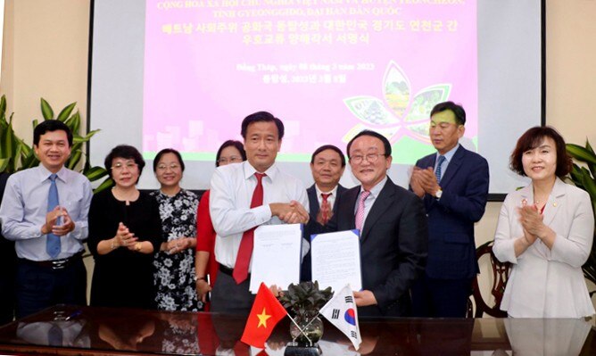 Phó Chủ tịch UBND tỉnh Nguyễn Phước Thiện và ông Kim Deok Hyun - Chủ tịch huyện Yeoncheon trao Biên bản ghi nhớ.