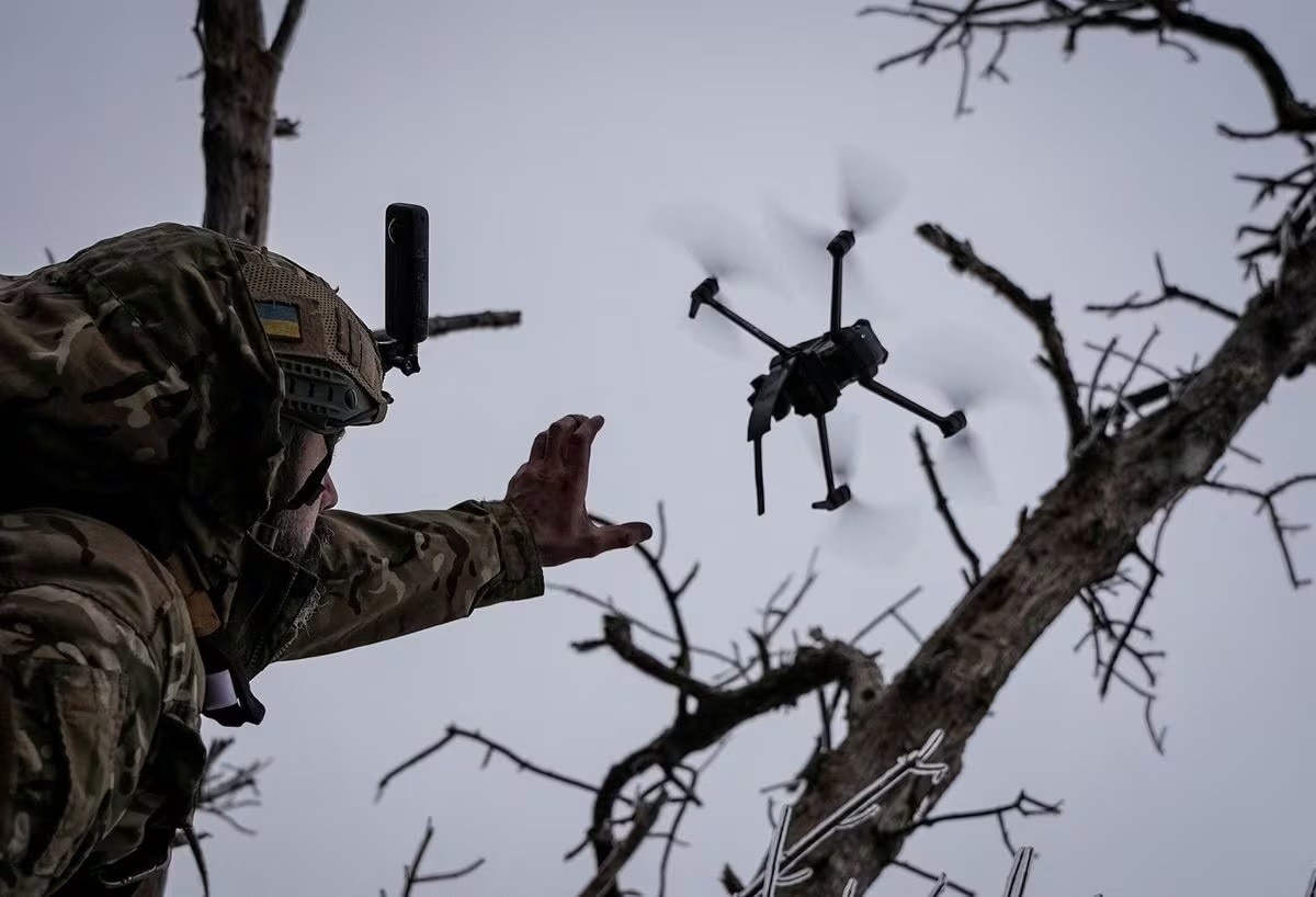 Quân nhân Ukraine phóng máy bay không người lái (UAV) kamikaze FPV ở tiền tuyến, gần thành phố Bakhmut thuộc vùng Donetsk, ngày 12/12, trong bối cảnh xung đột giữa nước này với Nga vẫn leo thang căng thẳng. UAV kamikaze, còn được gọi là drone cảm tử, còn được biết đến với cái tên “bom lảng vảng” do khả năng bay vòng quanh một thời gian trong khu vực mục tiêu tiềm năng và chỉ tấn công khi xác định rõ đối tượng. Thiết bị này nhỏ, cơ động và dễ dàng được phóng đi khiến chúng khó bị phát hiện và triệt hạ từ xa. (Nguồn: Reuters)