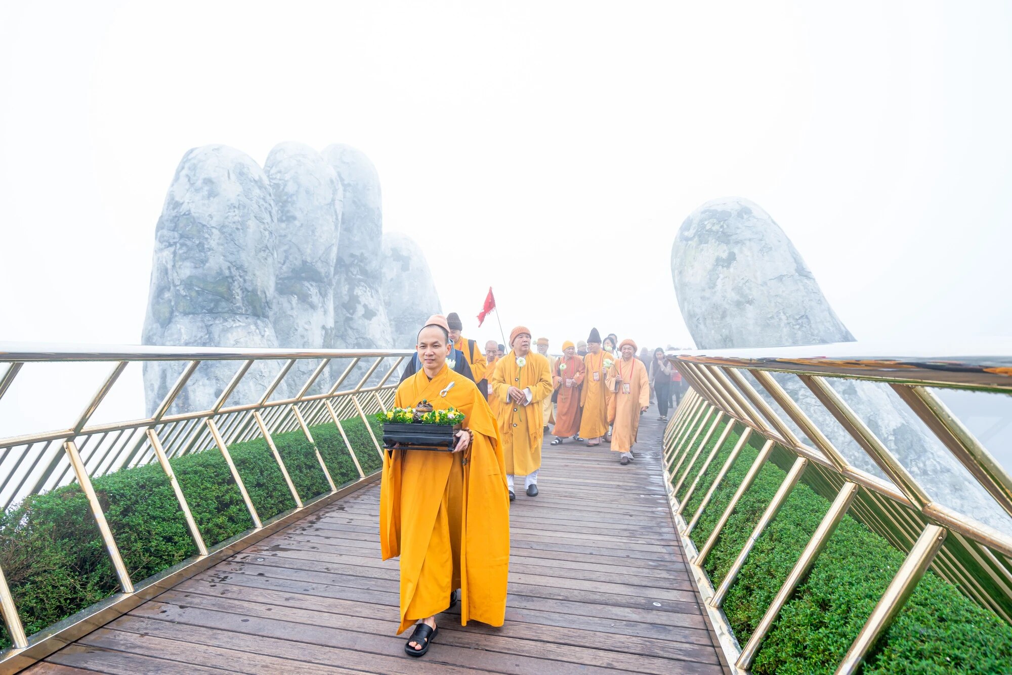 300人以上の僧侶と尼僧が巡礼のためにバナ山頂の霊場を訪れた - Vietnam.vn