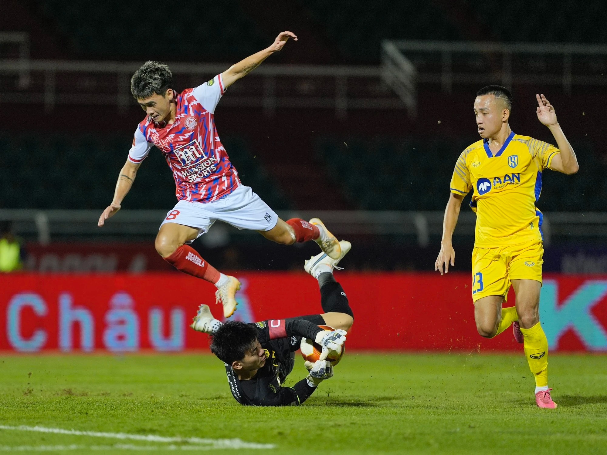 Hậu vệ khách đốt lưới nhà, CLB TP.HCM tạm biệt cơn khủng hoảng, lọt tốp 4 V-League- Ảnh 2.