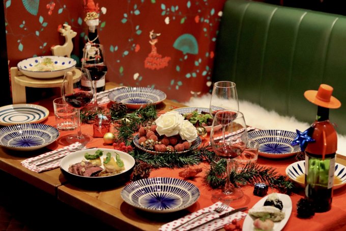 Bàn tiệc bày trí chủ đề Giáng sinh ở nhà hàng Tây Ban Nha. Ảnh: Tomatio