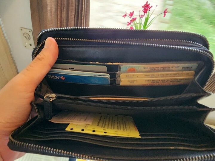 Chiếc ví của hành khách Nguyễn Cao Hoàng Chương bỏ quên trên tàu.