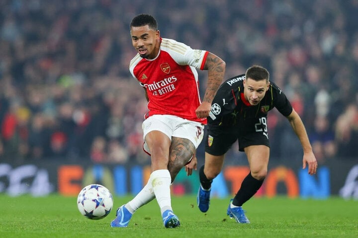 Arsenal crush Lens 6-0 to reach Champions League last 16