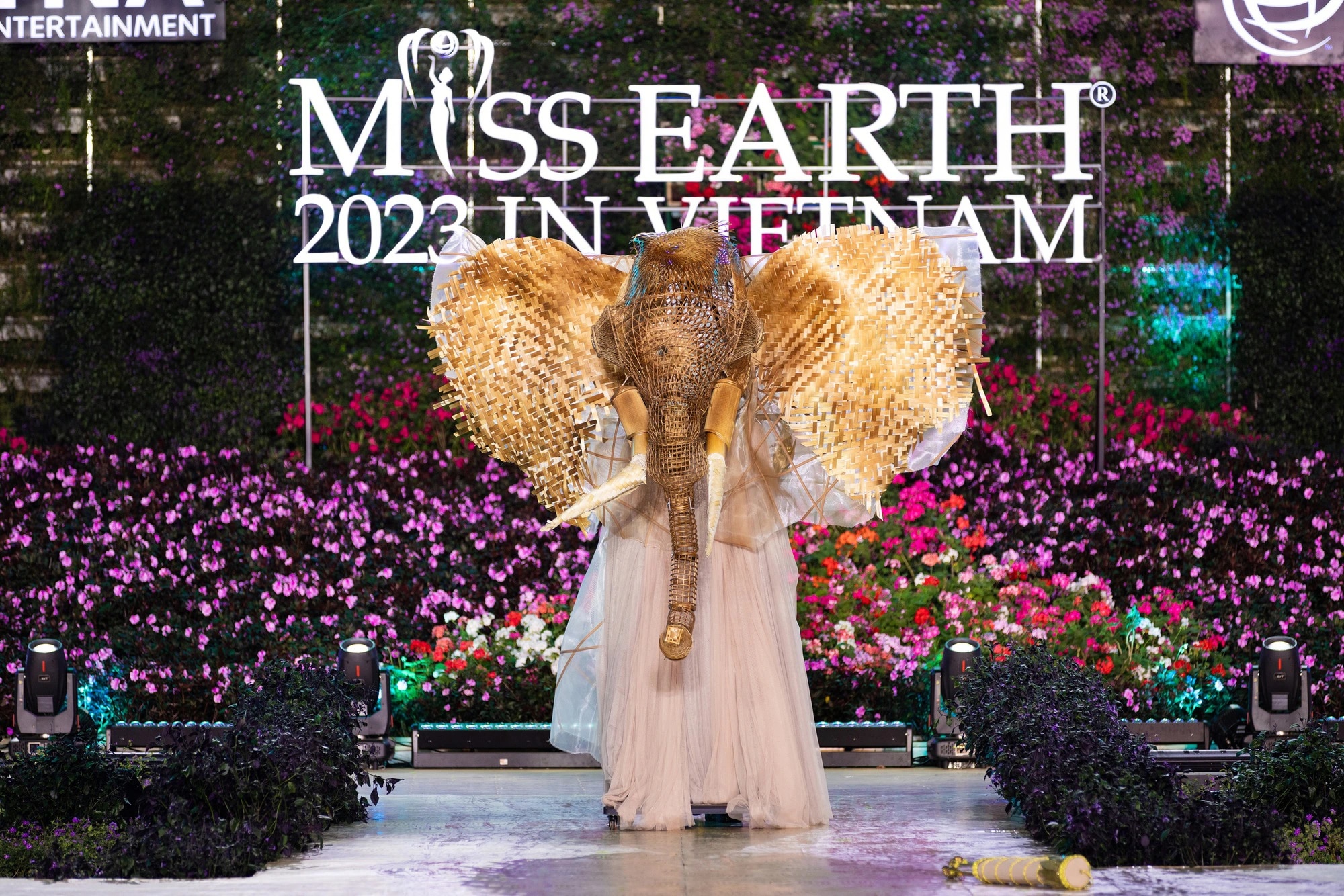 Bán kết Miss Earth 2023 màn trình Trang phục Dân tộc bùng nổ hình ảnh cỏ hoa, muông thú - Ảnh 1.