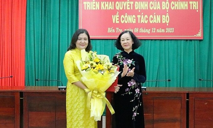 Bà Trương Thị Mai (phải), Thường trực Ban Bí thư, Trưởng Ban Tổ chức Trung ương, tặng hoa chúc mừng quyền Bí thư Tỉnh ủy Bến Tre. Ảnh: Hoàng Nam