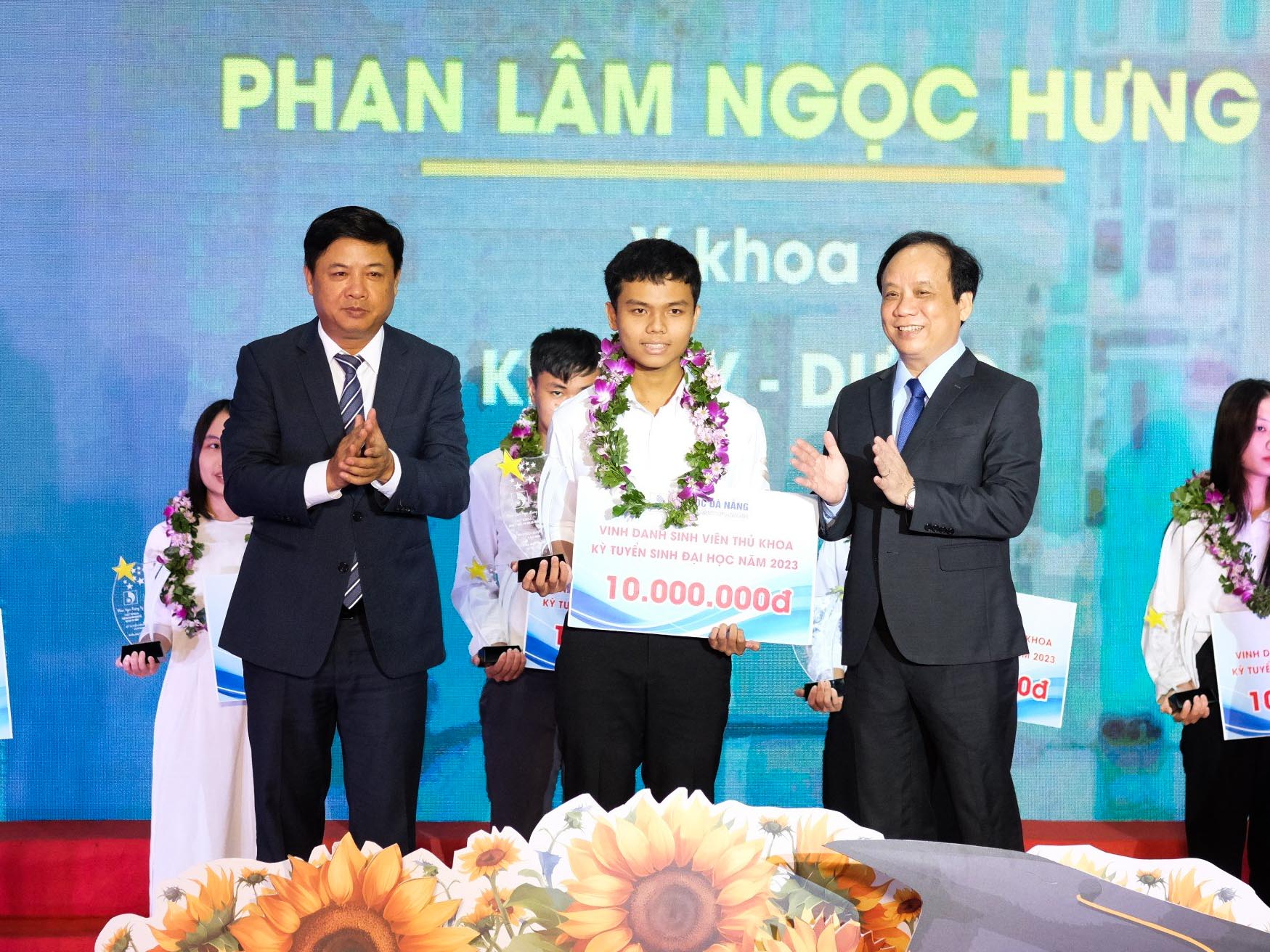 Đại học Đà Nẵng vinh danh 9 thủ khoa, trao học bổng năm 2023 - Ảnh 1.