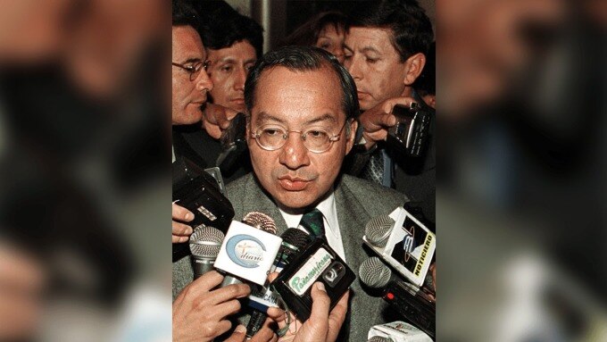 Ông Victor Manuel Rocha trả lời truyền thông tại La Paz, Bolivia tháng 7/2001. Ảnh: AFP