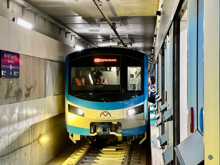 Tàu Metro số 1 TP.HCM trong chuyến chạy thử toàn tuyến đầu tiên vào tháng 8/2023