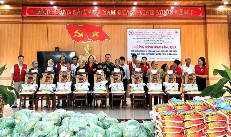 Hội Chữ thập đỏ tỉnh Quảng Nam phối hợp với Hội Chữ thập đỏ tỉnh Đồng Nai trao tặng quà cho người dân xã Duy Châu (Duy Xuyên). Ảnh: Ánh Nguyệt 