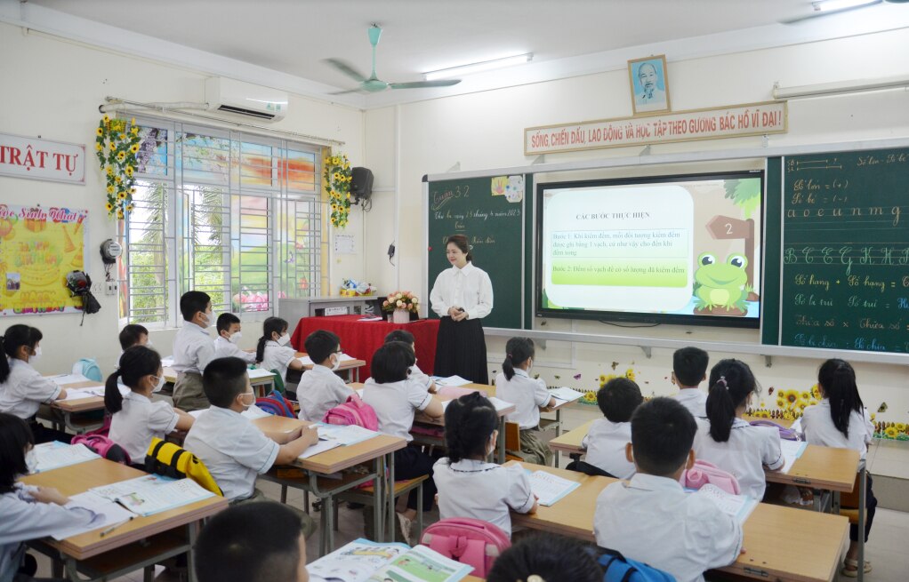 Quảng Ninh thiếu gần 2.000 giáo viên ở các cấp học  - Ảnh 1.