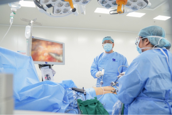 Bác sĩ Minh Hùng (trái) cùng ê kíp thực hiện ca phẫu thuật nội soi. Ảnh:Bệnh viện cung cấp