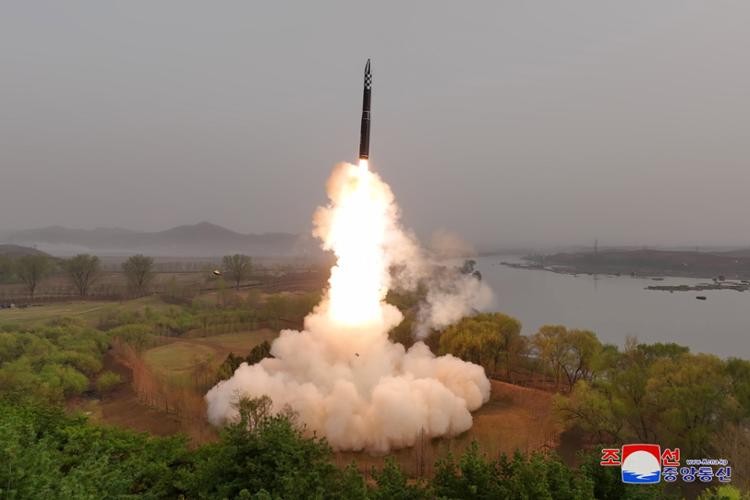 Một bức ảnh do Thông tấn xã Trung ương chính thức của Triều Tiên (KCNA) công bố cho thấy vụ thử tên lửa đạn đạo xuyên lục địa (ICBM) sử dụng nhiên liệu rắn mới Hwasong-18 tại một địa điểm không được tiết lộ ở Triều Tiên, ngày 13/4