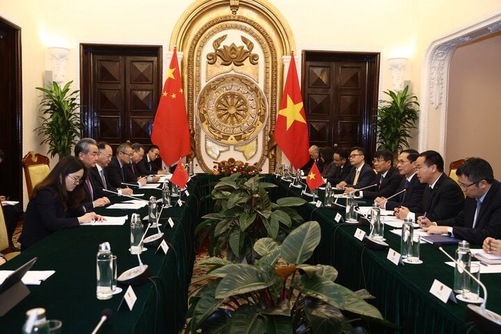 Phái đoán ngoại giao Việt Nam - Trung Quốc trao đổi trong phiên Hội đàm Bộ trưởng Ngoại giao tại Hà Nội, chiều 1/12. (Ảnh: Hải Phạm)