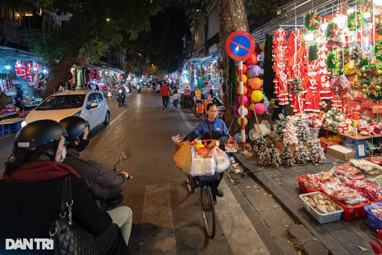 Phố phường Hà Nội lung linh ánh đèn chào đón Giáng sinh - 11