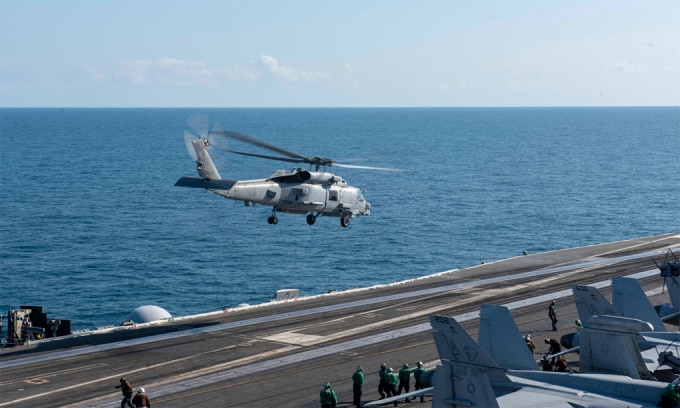 Trực thăng MH-60R cất cảnh từ tàu sân bay USS Dwight D. Eisenhower trên Đại Tây Dương tháng 9/2019. Ảnh: US Navy