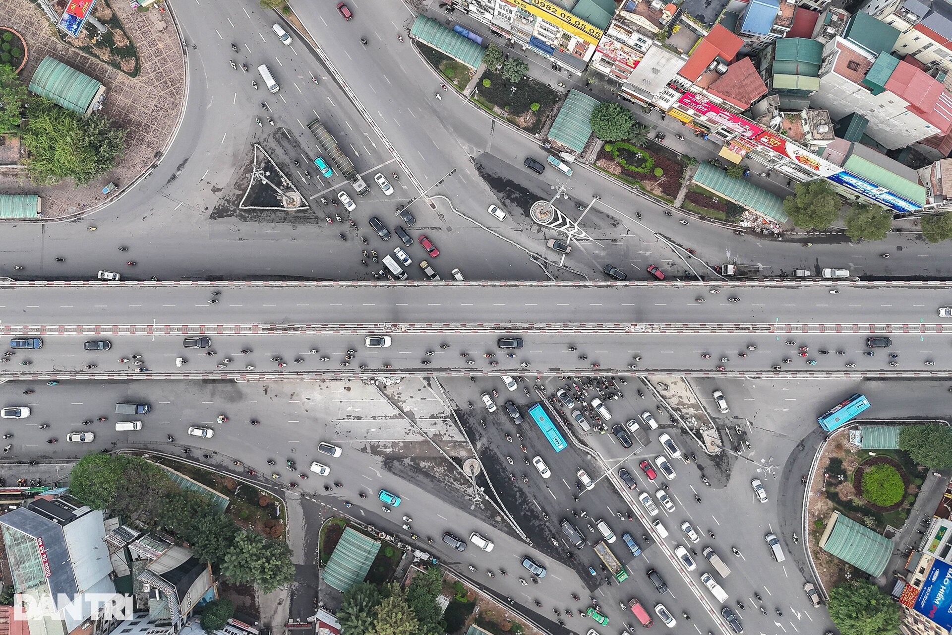 Streets Are Congested People Struggle On The First Day Of Work In 2024   1704166810 77 Duong Pho Un Tac Nguoi Dan Chat Vat Trong Ngay 