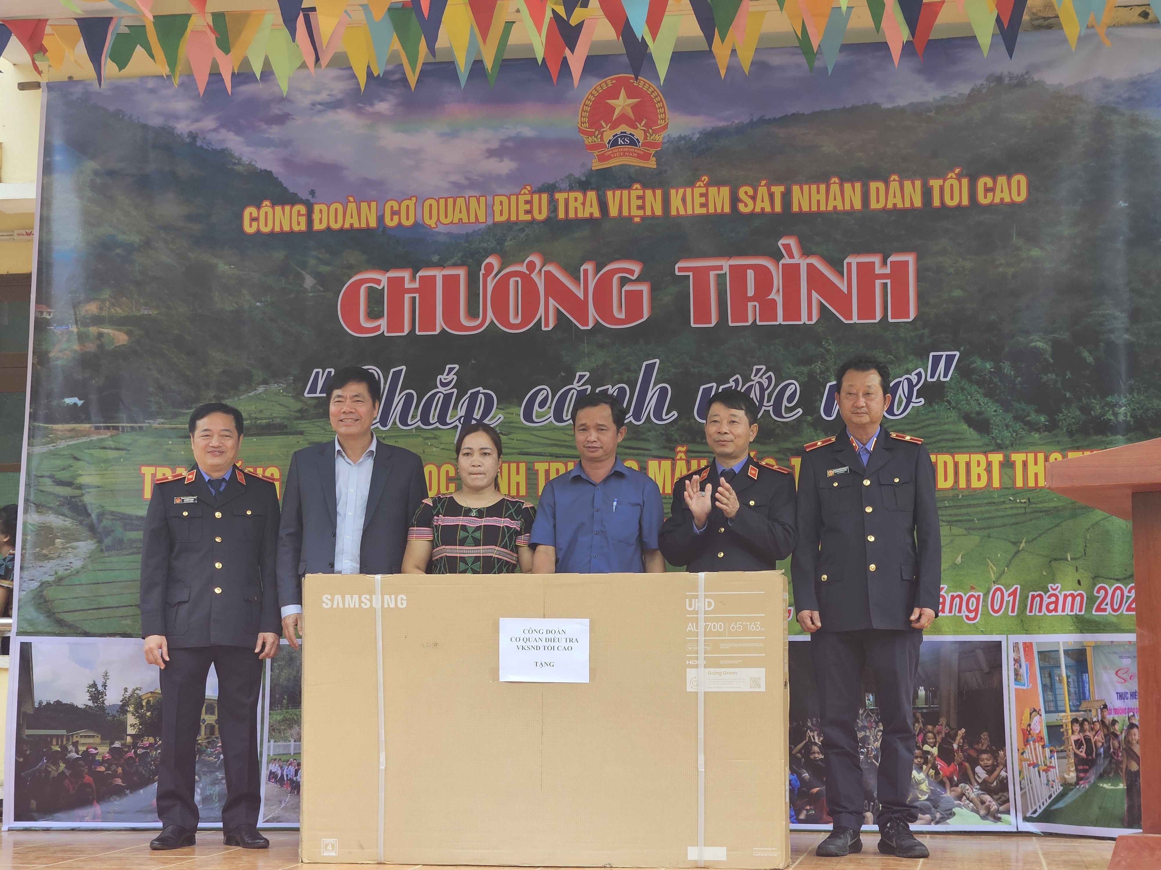 Sự kiện - Mang Tết sớm cho học sinh nghèo nơi rẻo cao của tỉnh Quảng Nam (Hình 4).