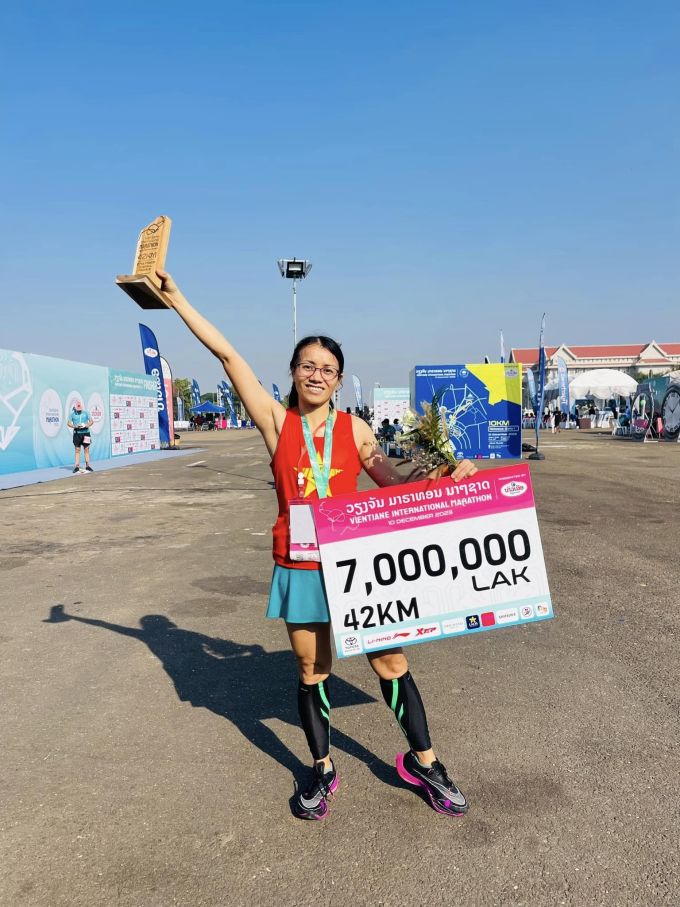 Nữ runner giành giải khi thi đấu trên đất Lào. Ảnh: NVCC