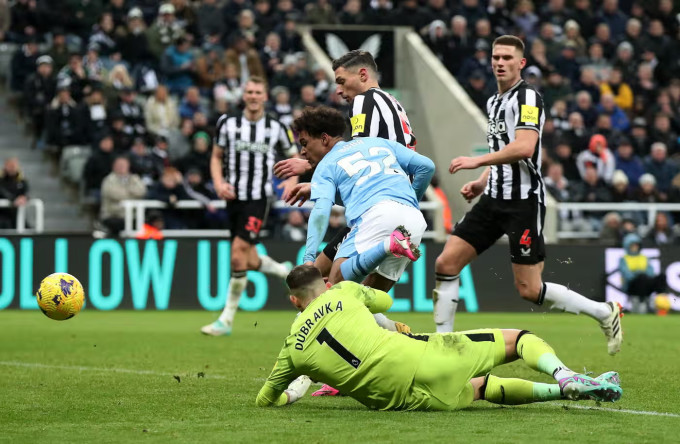 Oscar Bobb (số 52) ghi bàn ấn định thắng lợi 3-2 cho Man City. Ảnh: Reuters