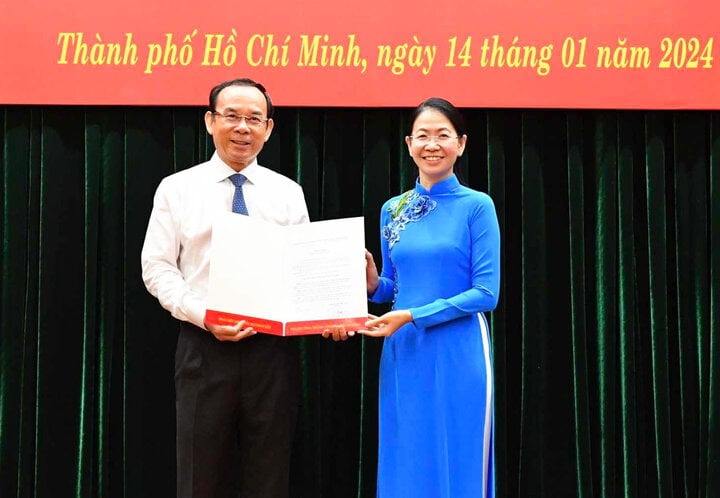 Bí thư Thành ủy TP.HCM Nguyễn Văn Nên trao quyết định cho bà Phan Thị Thanh Phương. (Ảnh: Việt Dũng)
