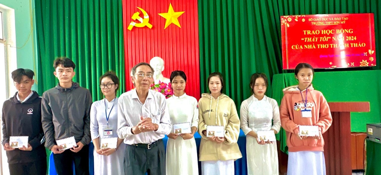 Nhà thơ Thanh Thảo trao học bổng 'Thầy tôi' cho học sinh Sơn Mỹ- Ảnh 2.