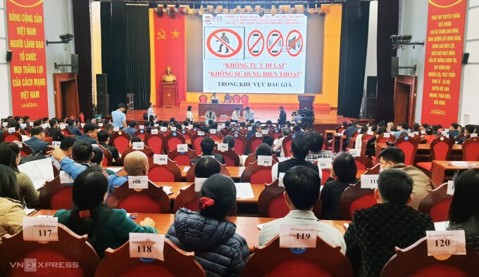 Có 175 người tham gia đấu giá tại phiên đấu giá chiều 30/12/2023 tại huyện Mê Linh. Ảnh: Võ Hải