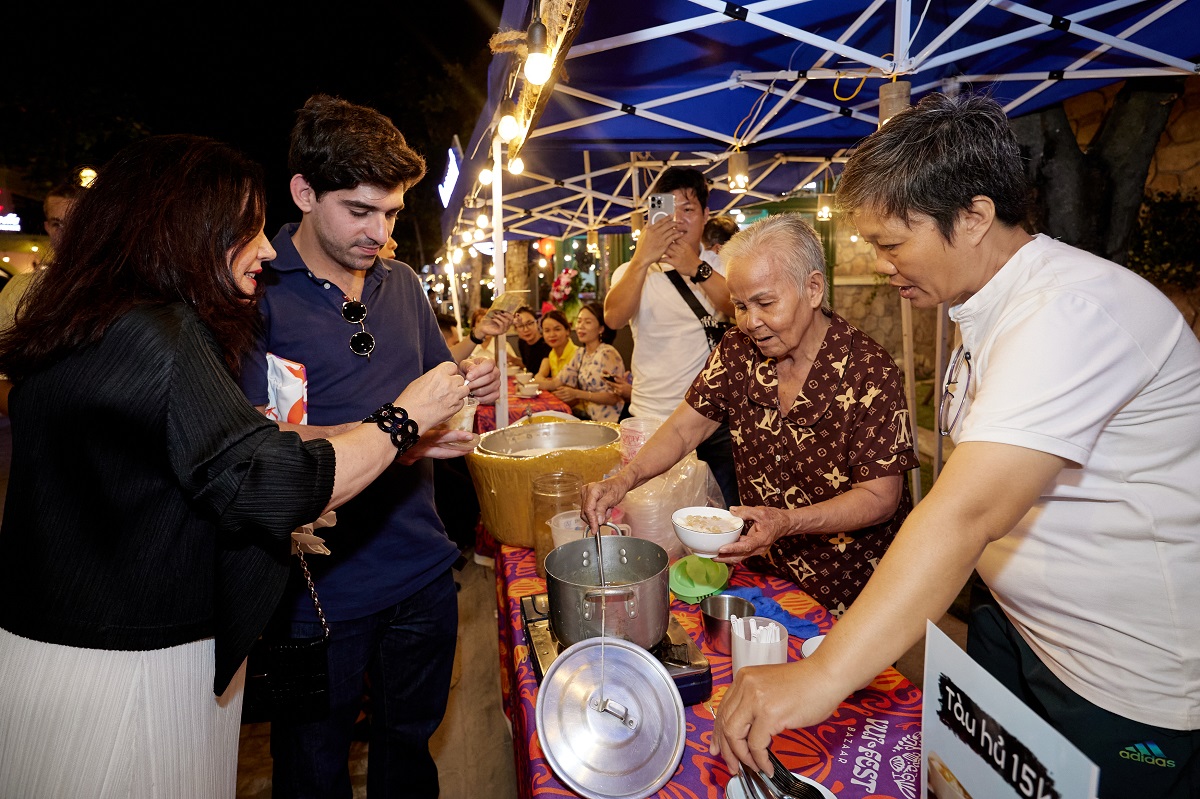 What is there at the Vui Phet beach night market that everyone loves? - Photo 4.