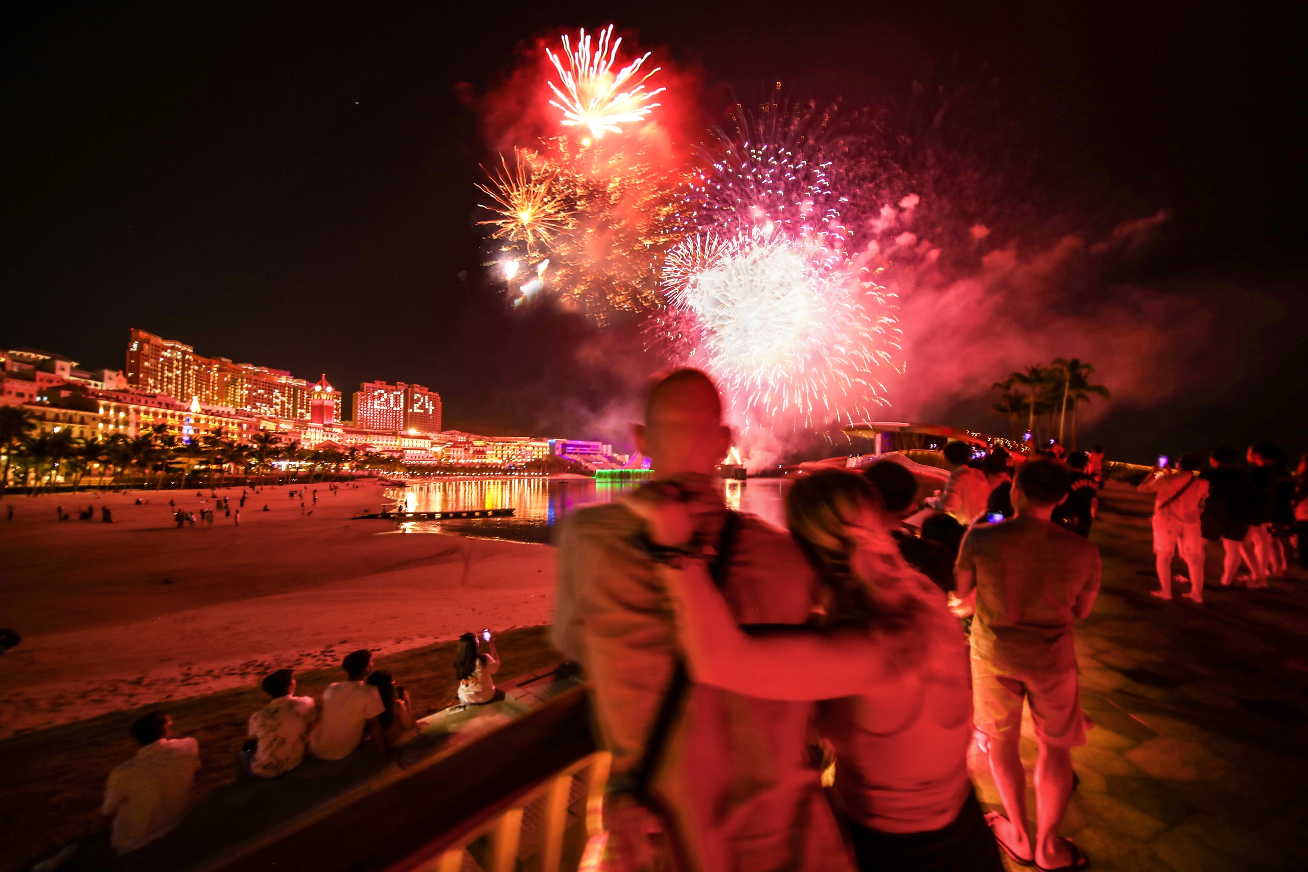 What is there at the Vui Phet beach night market that everyone loves? - Photo 5.