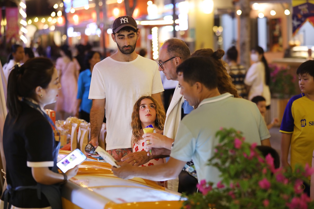 What is there at the Vui Phet beach night market that everyone loves? - Photo 6.