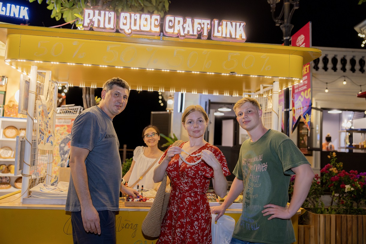 What is there at the Vui Phet beach night market that everyone loves? - Photo 8.