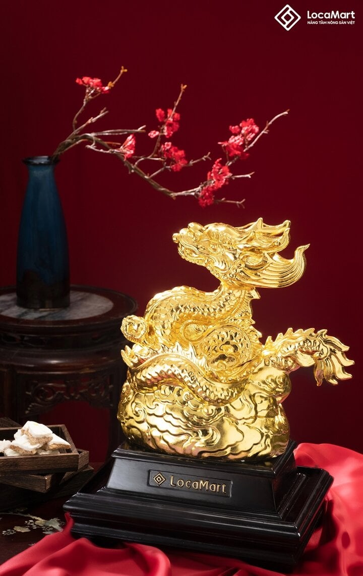 Bình gốm rồng vàng 24k được tạo hình rồng độc bản từ Nghệ Nhân làng nghề Bát Tràng Trần Ngọc Tùng. (Ảnh: LocaMart Viet Nam., JSC)