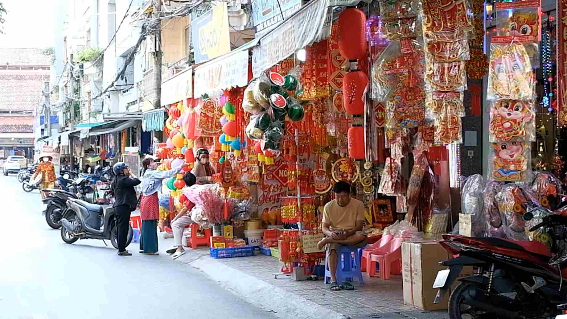 Thị trường Tết chênh vênh, tiểu thương Cần Thơ mong lấy lại vốn