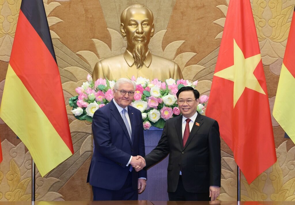 Le pr sident de l Assembl e nationale Vuong Dinh Hue rencontre