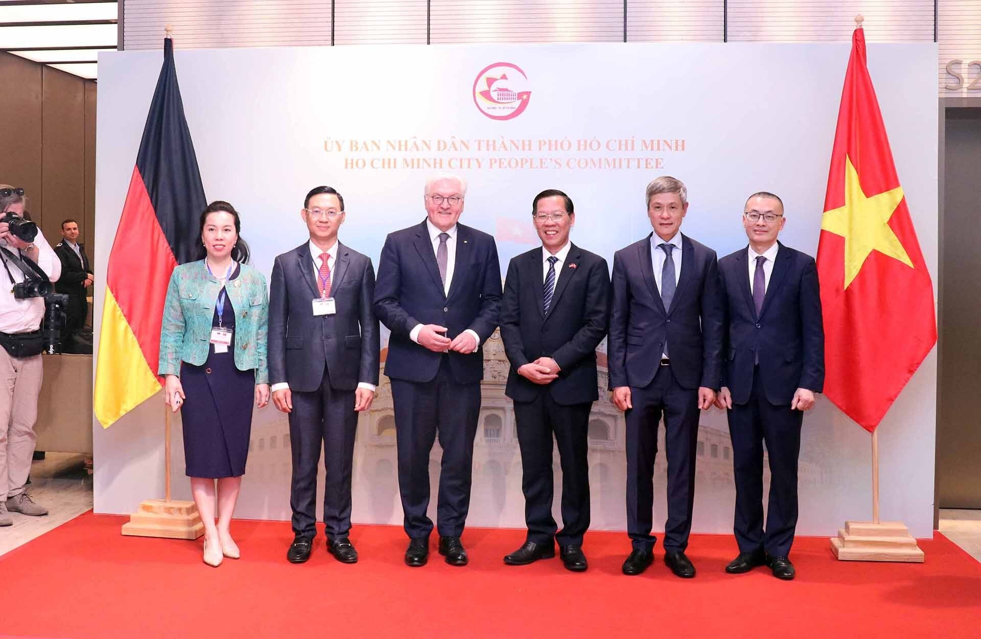 Tổng thống Đức Frank-Walter Steinmeir và các đại biểu chụp ảnh chung. (Nguồn: TTXVN)