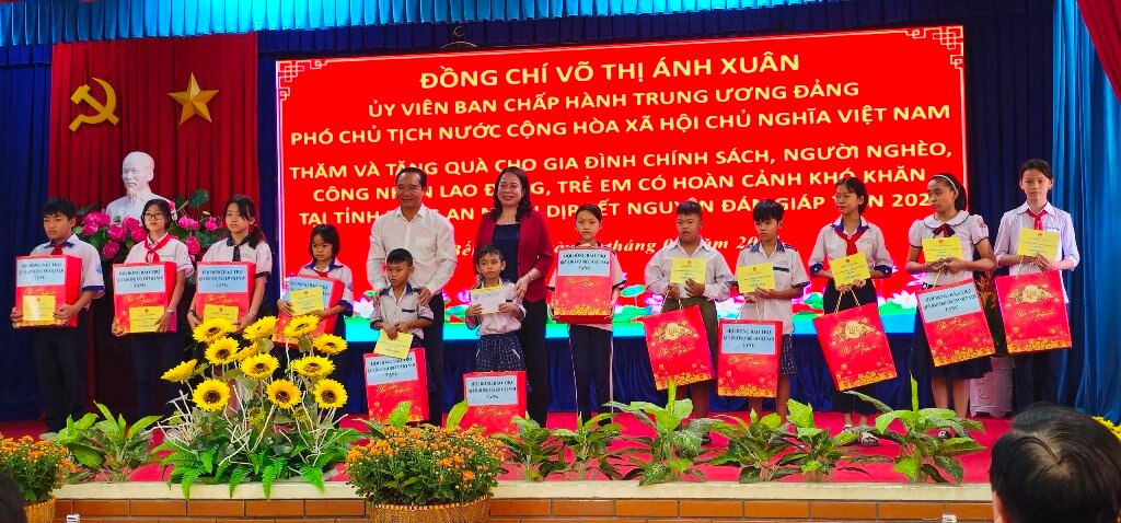 Sự kiện - Phó Chủ tịch nước Võ Thị Ánh Xuân thăm, tặng quà Tết tại tỉnh Long An