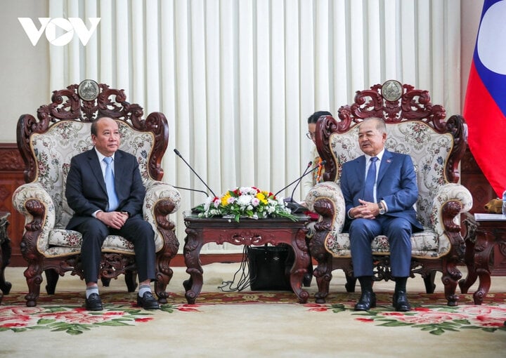 Phó Thủ tướng Lào Kikeo Khaykhamphithoun và Phó Tổng Giám đốc Đài Tiếng nói Việt Nam Trần Minh Hùng.