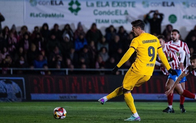 Lewandowski đá phạt đền nâng tỷ số lên 3-1 trong trận Barca hạ đội hạng Tư Barbastro ở vòng 32 đội Cup Nhà Vua Tây Ban Nha trên sân Gminny ngày 7/1. Ảnh: FC Barcelona