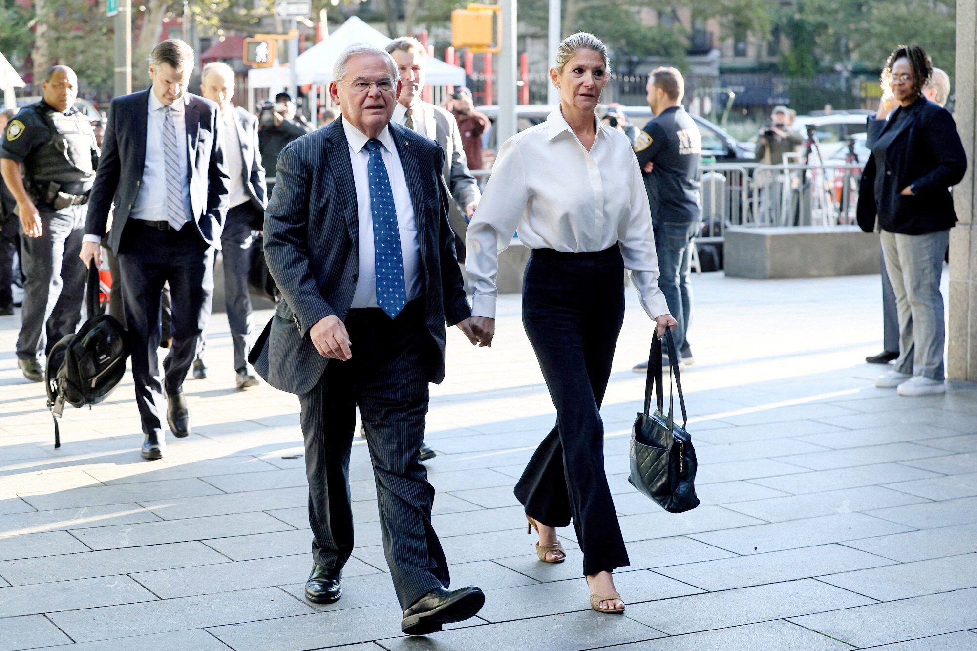 Thượng nghị sĩ Mỹ Robert Menendez cùng vợ  Nadine Menendez trong 1 lần đến tòa án tại TP.New York Ảnh: Reuters