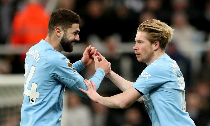 De Bruyne (phải) mừng bàn gỡ hòa 2-2 cho Man City trước Newcastle trên sân St James Park, hạt Tyne and Wear, vòng 21 Ngoại hạng Anh ngày 13/1/2024. Ảnh: Reuters